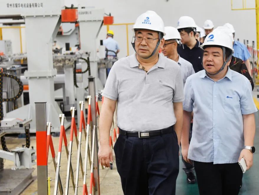 省工信厅副厅长张治平来ayx·爱游戏集团调研.jpg